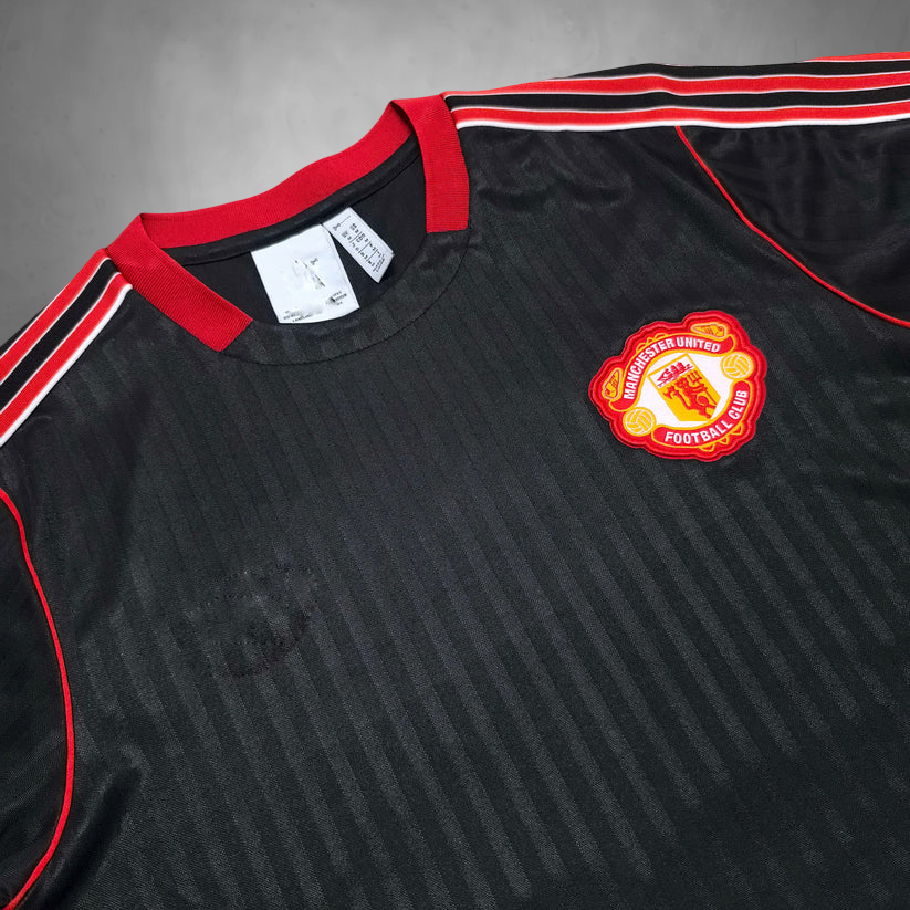 Manchester United "Timeless Black" Premium Kit